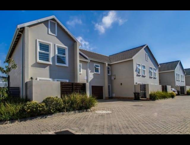 4 BEDROOM TOWNHOUSE FOR SALE IN HELDERFONTEIN ESTATE
